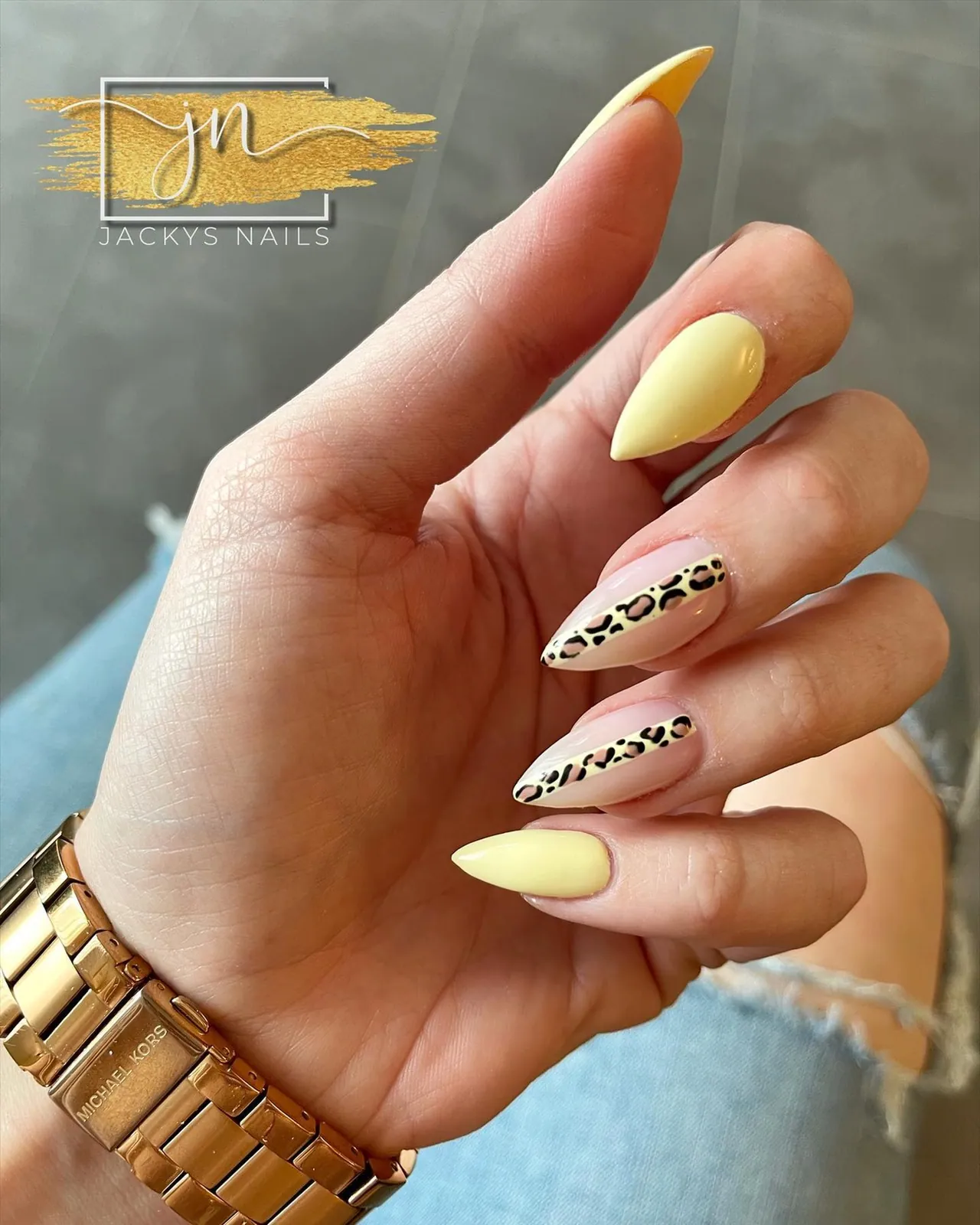 Gepflegte Gelnägel mit Leopard-Akzent von Jacky's Nails
