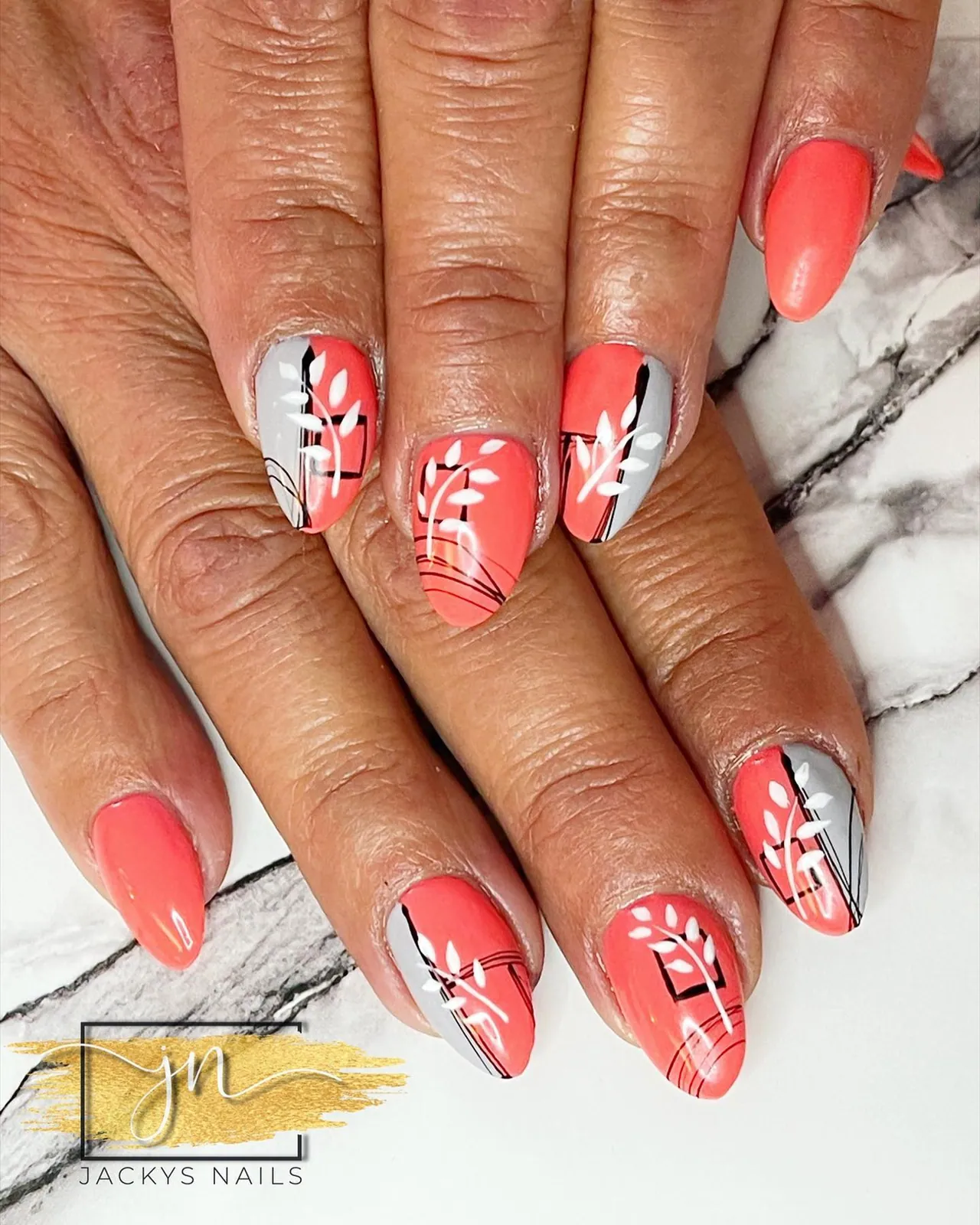 Nailart in Rosa und Weiss