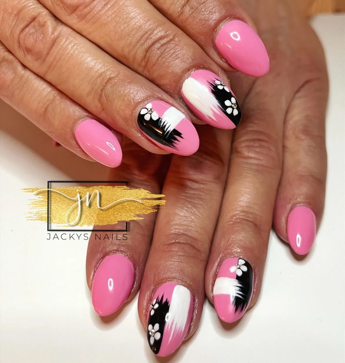 Pink mit Schwarz-Weiss-Akzenten