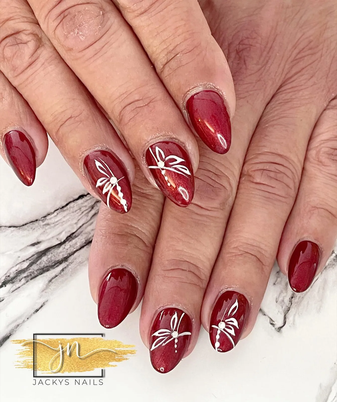 Rot mit feiner Nailart